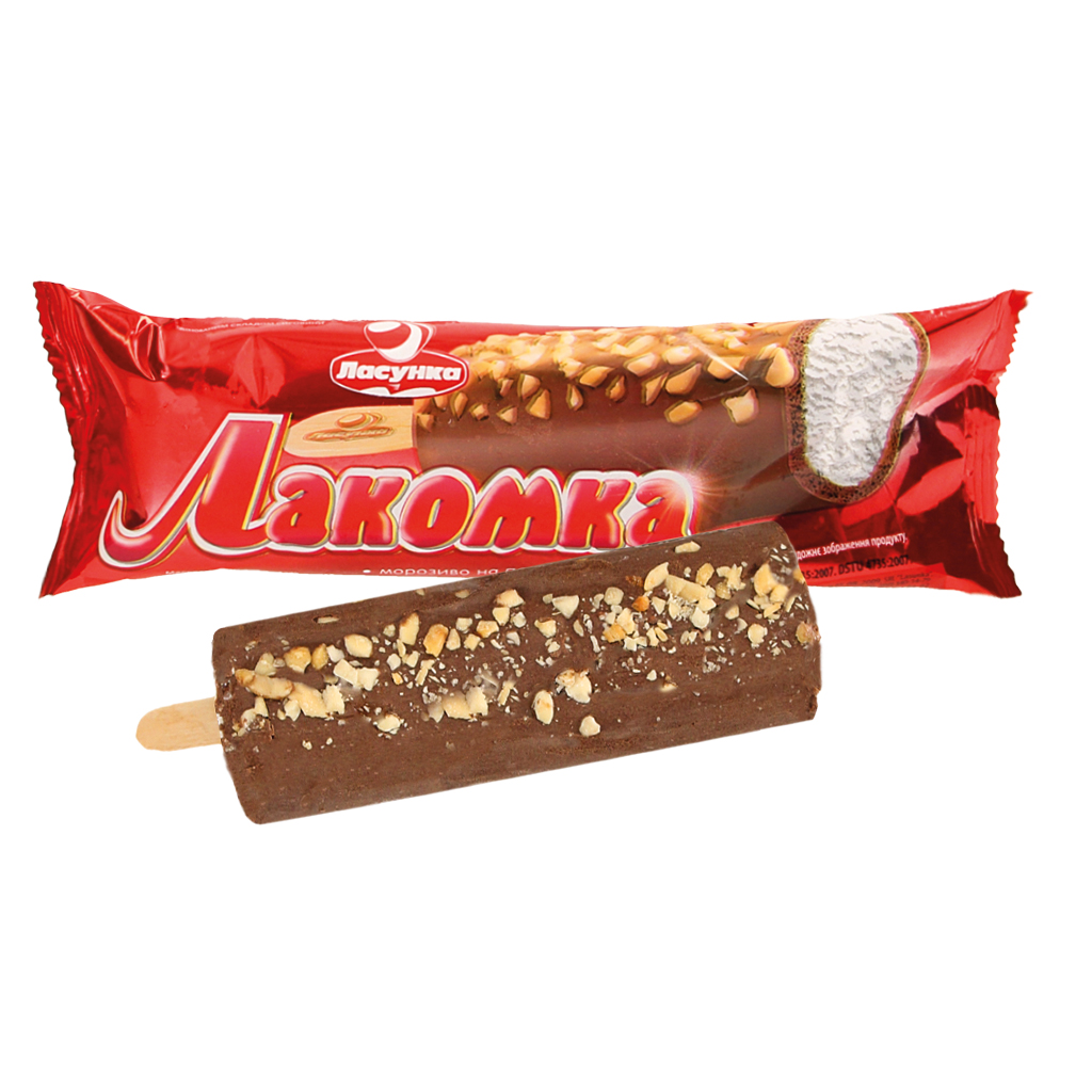 IJs in cacaovetglazuur met pinda's aan een stokje