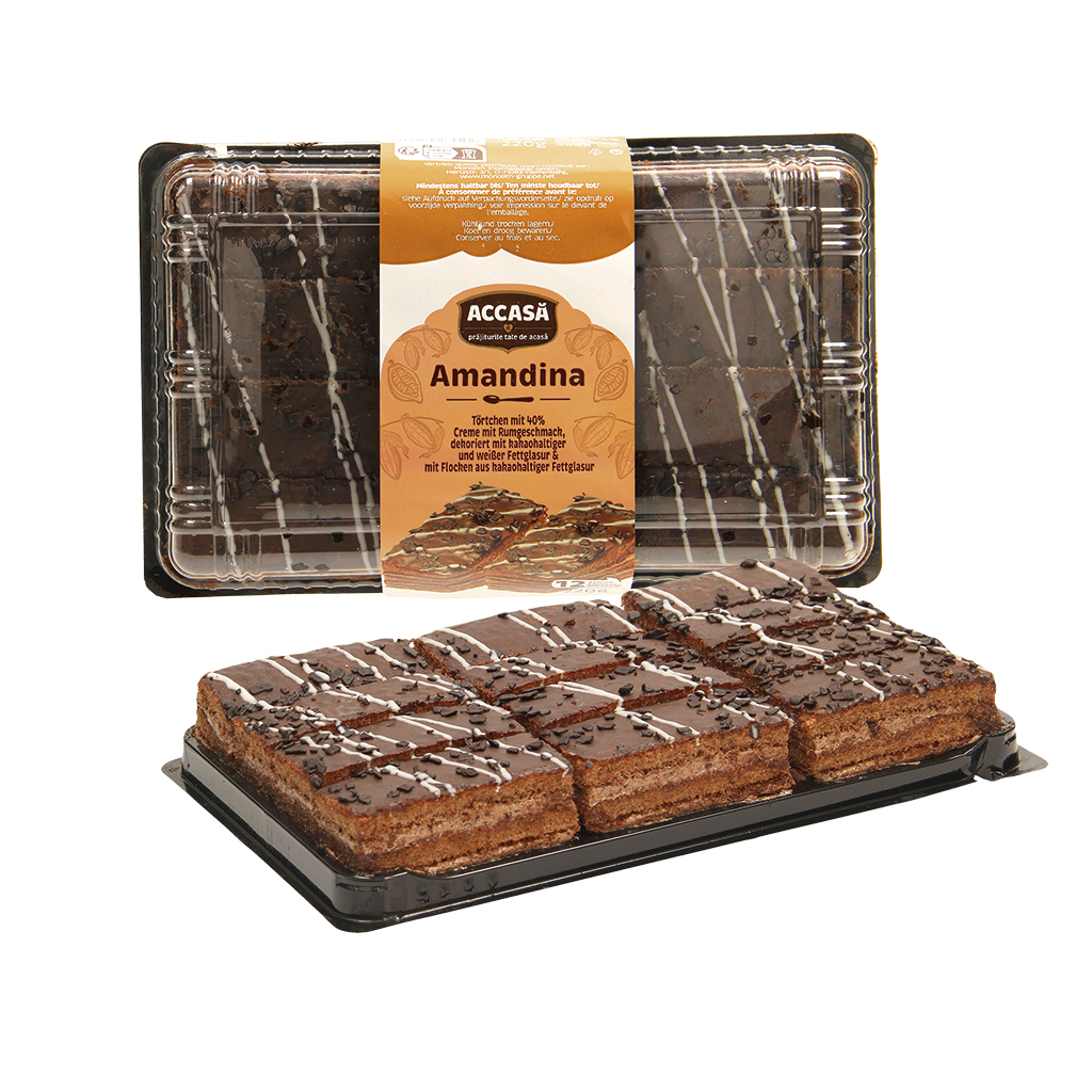 Taartjes met 40% room met rum smaak, versierd met cacao