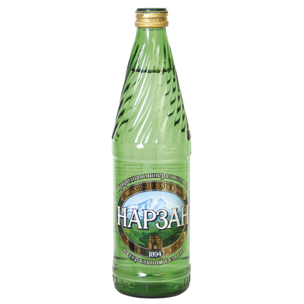 Natuurlijke koolzuurhoudende mineraalwater "Narzan Zolotoj"