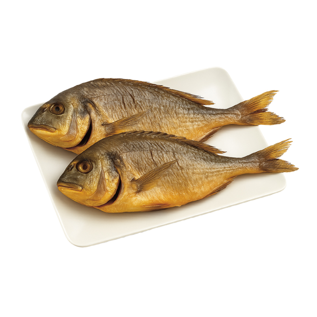 Gerookte dorade royal, ontdaan van ingewanden.