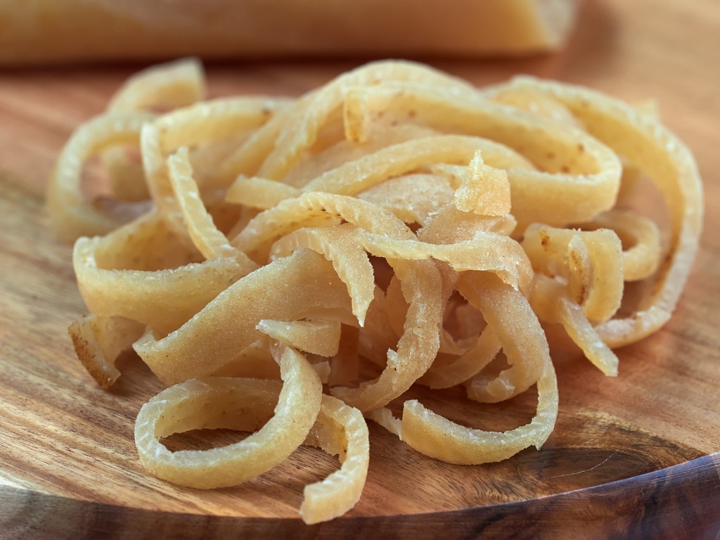 Свиная шкура, жареная, соленая, нарезанная полосками