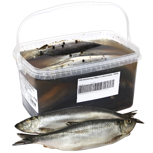 Haring "IWASI" (Clupea harengus) in kruidenmarinade, niet schoongemaakt.