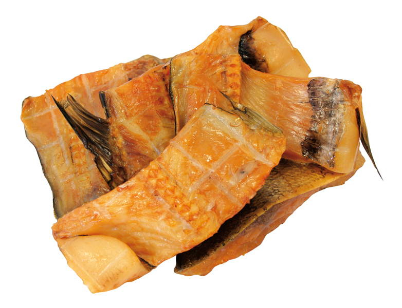 Половины Толстолобика, частично кусочками, холодного копчени