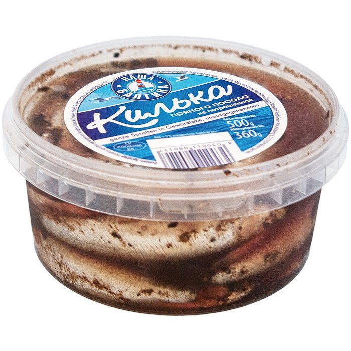 Hele sprotten (Sprattus sprattus) in kruidenbad, niet schoon