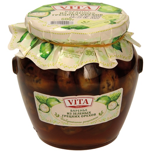 Groene walnoten in suikerstroop