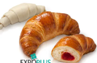 Croissant met aardbeien vulling