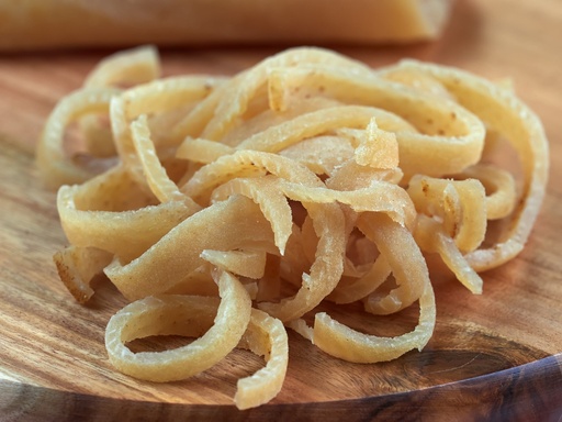 Свиная шкура, жареная, соленая, нарезанная полосками