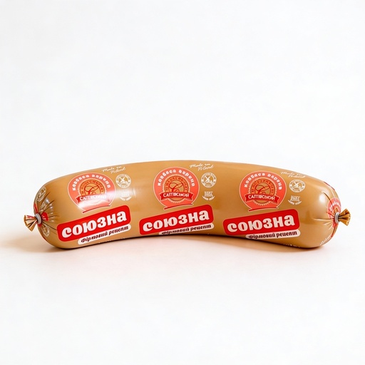 Вареная колбаса "Союзная" по-украински, изготовленная из механически отделенного куриное мяса и курицы, свинины и говядины, мелко рубленая, содержит добавление воды, с говяжьим и сливочным вкусом.
