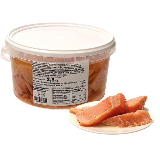 Zalmfiletstukken (Salmo salar) gezouten en gekruid, in olie