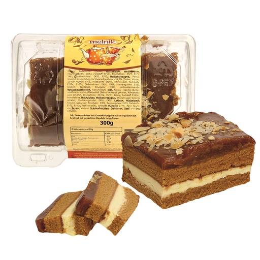 Кусочек торта с карамельной начинкой, посыпанный миндалем