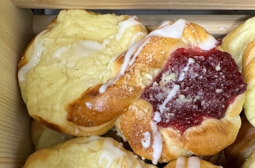 Булка из дрожжевого теста с товорогом и малиной