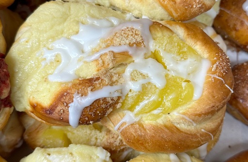 Былка из дрожжевого теста с творогом и пудингом